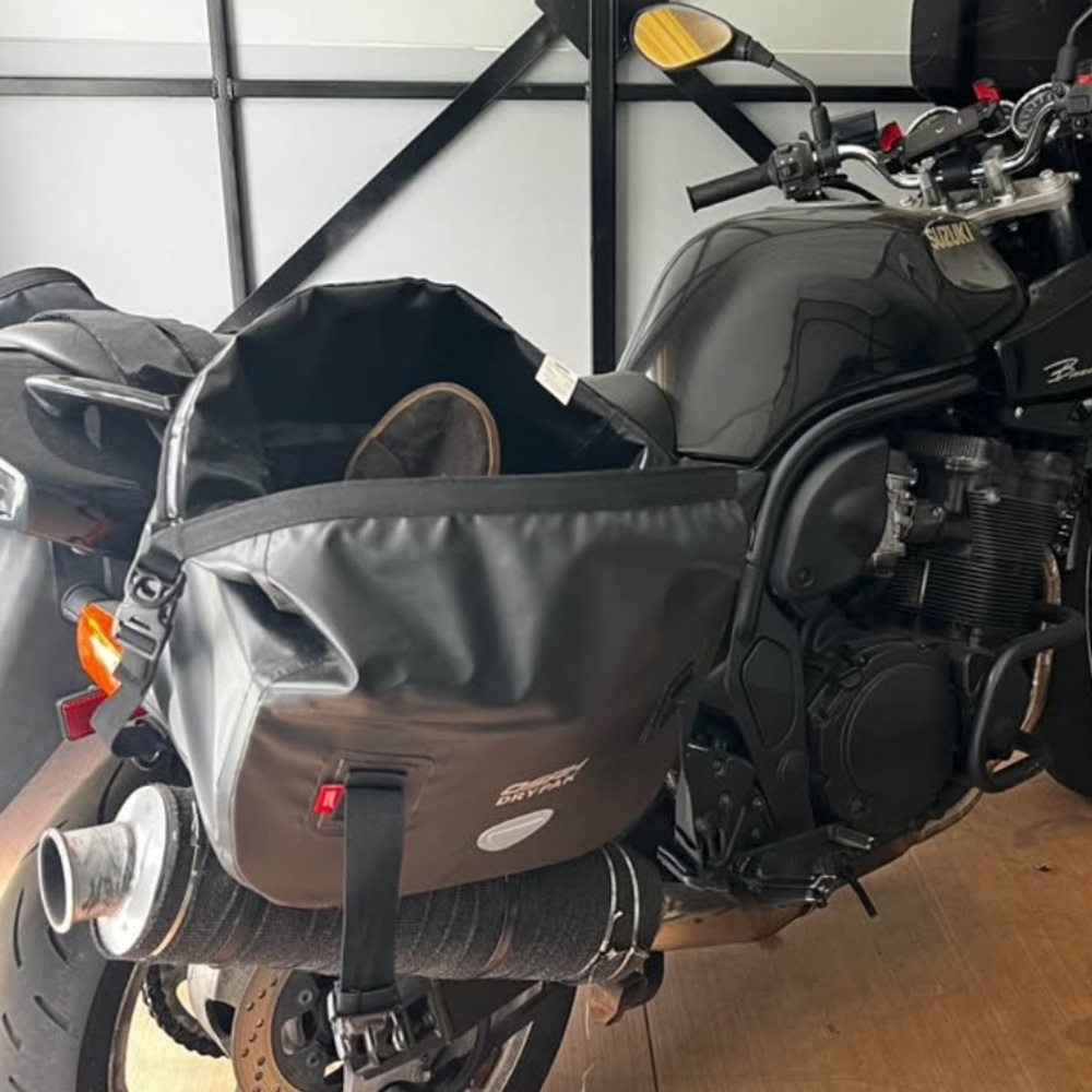 Motorcycle saddle bag set